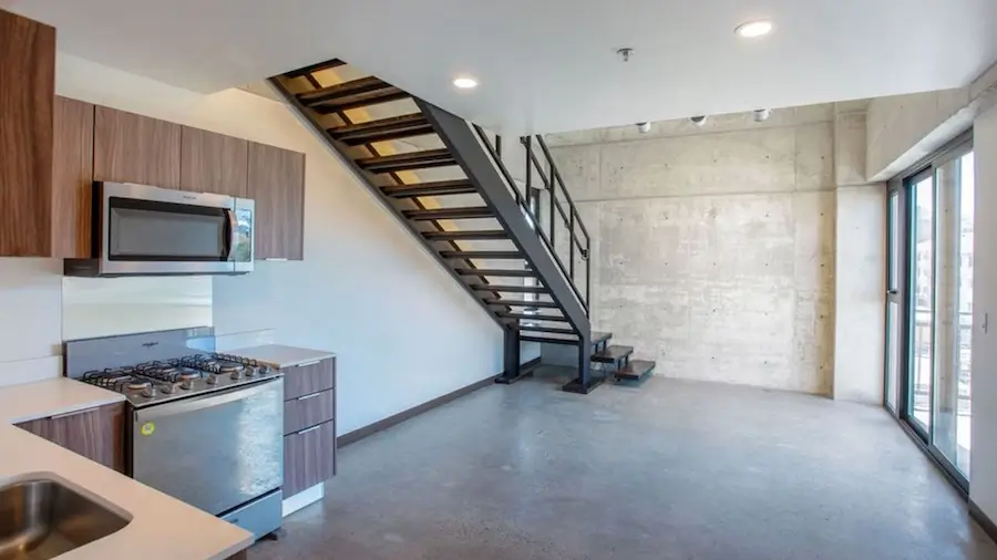 Interior residencial con cocina y escaleras